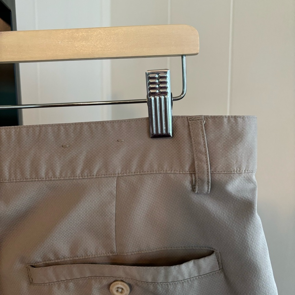 Under Armour Tan Performance Flat Front Chino Golf Pants Mens 34x32 *NOTE